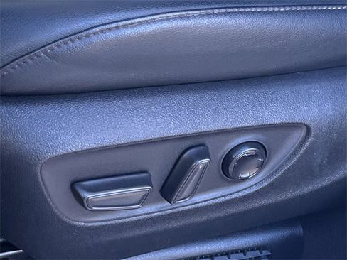 Used 2025 Toyota Sienna Platinum image 29