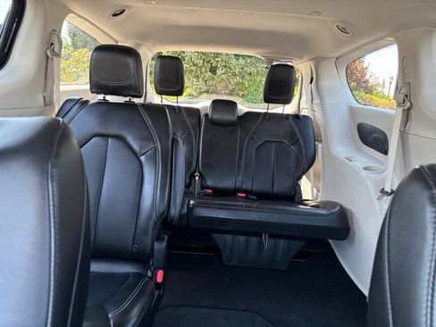 Used 2024 Chrysler Pacifica Touring-L FWD image 19