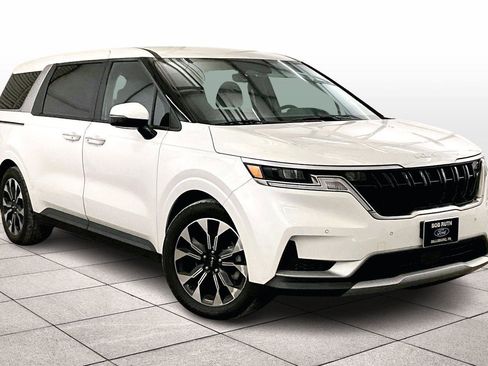 Used 2024 Kia Carnival EX image 2