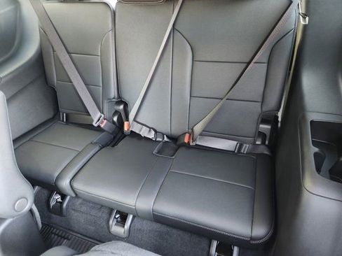 Used 2025 Chevrolet Traverse High Country image 34