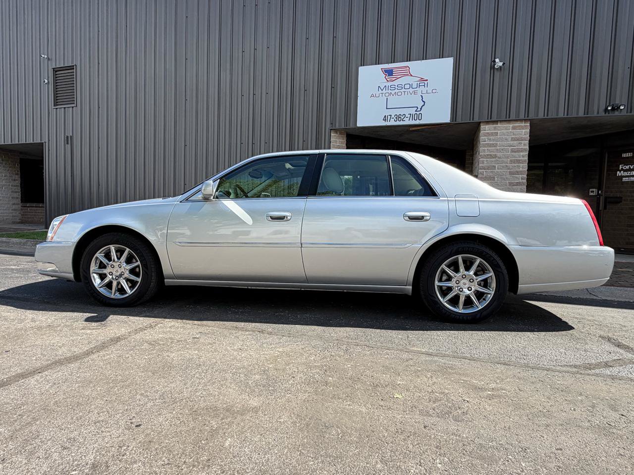 Used 2010 Cadillac DTS Luxury FWD image 3