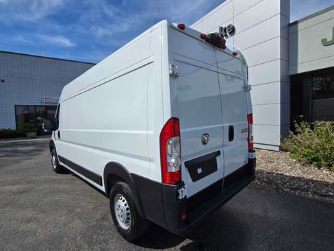 Used 2024 RAM ProMaster 2500 w/ Convenience Group FWD image 4