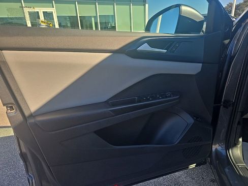 Used 2023 Volkswagen Taos SE w/ Panoramic Sunroof Package image 14