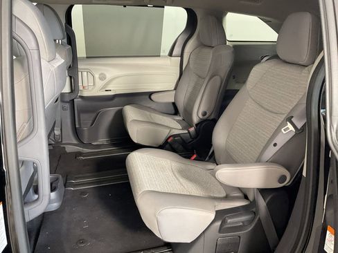 Used 2023 Toyota Sienna LE AWD/4WD image 18