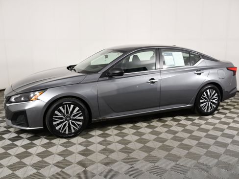 Used 2024 Nissan Altima 2.5 SV FWD image 9