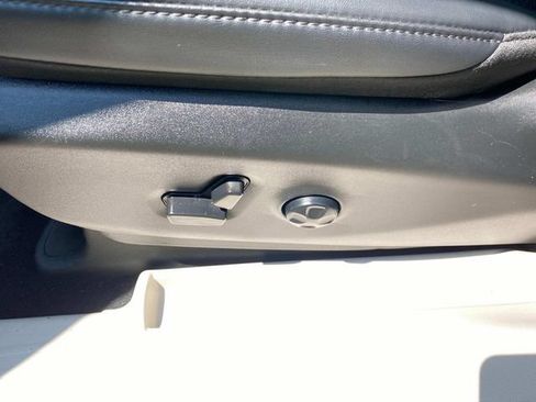 Used 2024 Chrysler Pacifica Touring-L FWD image 15