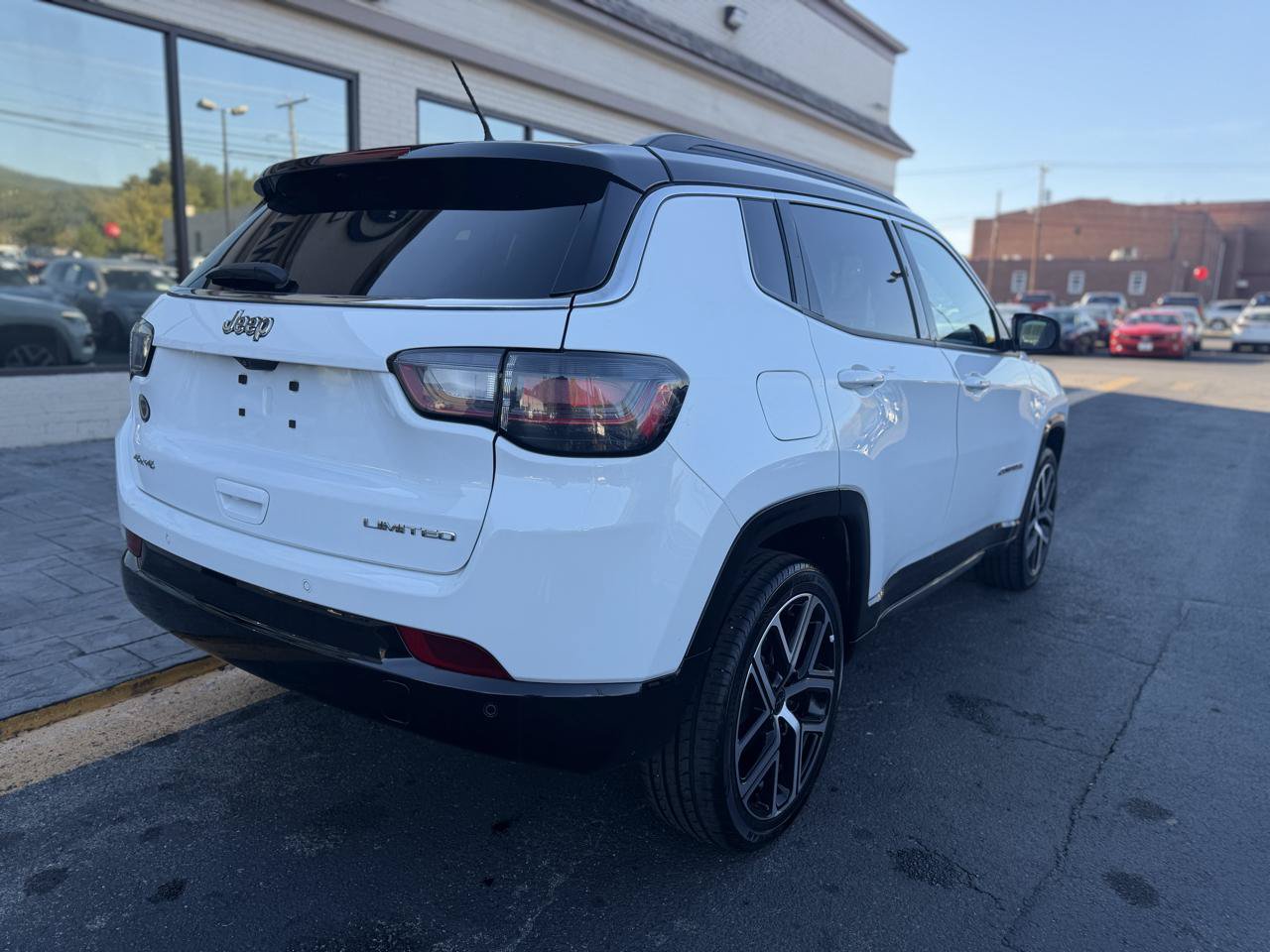Used 2025 Jeep Compass Limited w/ Elite Group AWD/4WD image 3