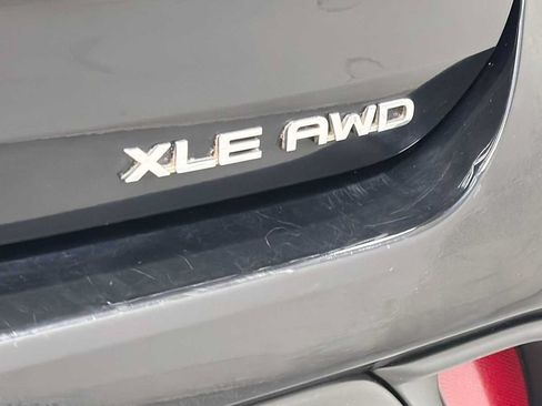 Used 2020 Toyota Highlander XLE AWD/4WD image 29