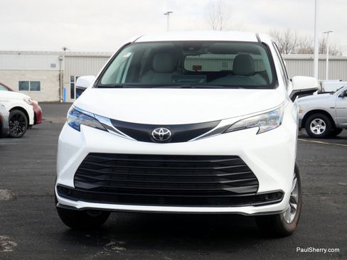 New 2026 Toyota Sienna LE FWD image 21