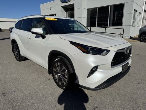 Used 2022 Toyota Highlander XLE image 2