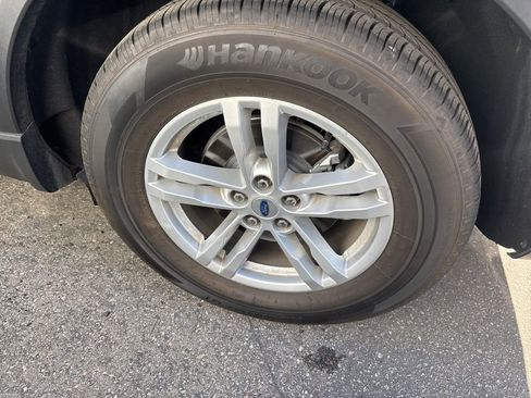 Used 2023 Ford Explorer XLT image 4