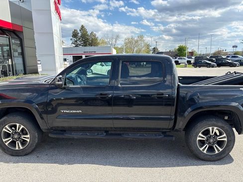 Used 2018 Toyota Tacoma TRD Sport AWD/4WD image 4