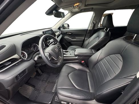 Used 2022 Toyota Highlander XLE image 19