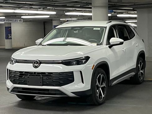 New 2026 Volkswagen Tiguan SE FWD image 3
