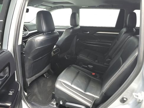 Used 2019 Toyota Highlander XLE AWD/4WD image 31