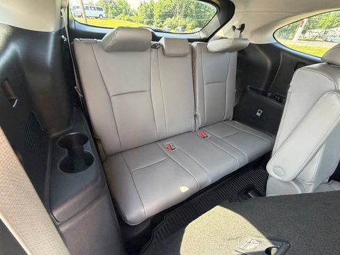 Used 2024 Toyota Highlander XLE AWD/4WD image 52