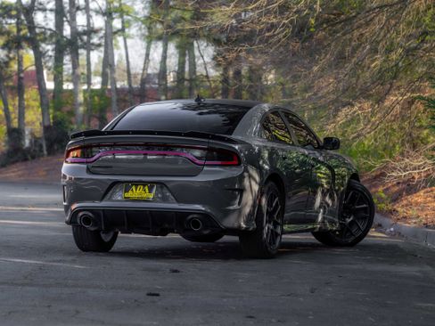Used 2017 Dodge Charger R/T image 4