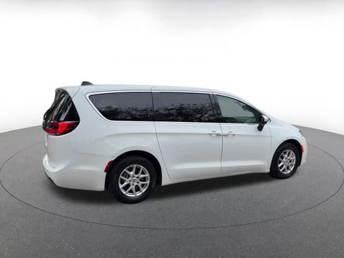 Used 2023 Chrysler Pacifica Touring-L image 15