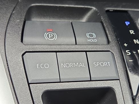 Used 2021 Toyota RAV4 XLE FWD image 19