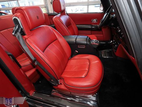 Used 2017 Rolls-Royce Phantom Drophead Coupe RWD image 18