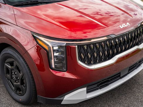 Used 2025 Kia Carnival image 11