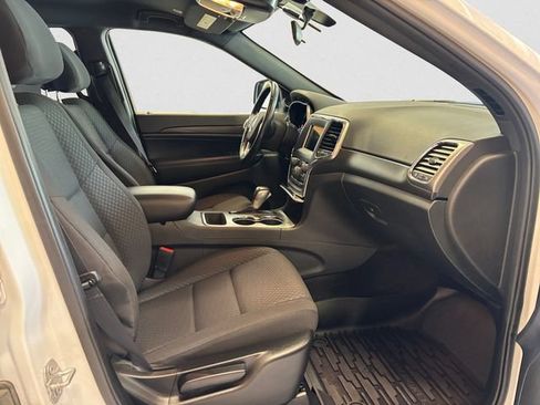 Used 2018 Jeep Grand Cherokee Laredo AWD/4WD image 16