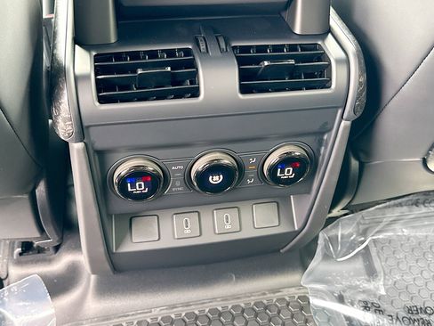 New 2026 Land Rover Defender 110 OCTA AWD/4WD image 19