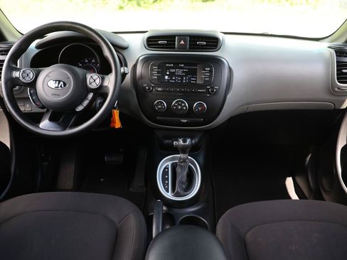 Used 2018 Kia Soul FWD image 2