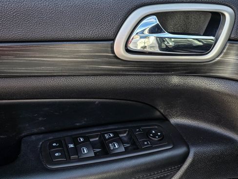 Used 2019 Jeep Grand Cherokee Altitude image 12