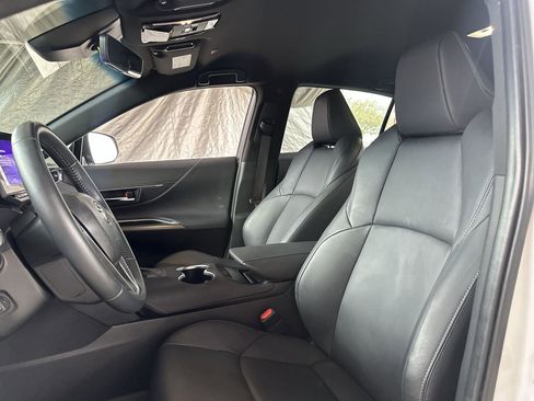 Used 2024 Toyota Venza XLE image 13