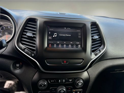 Used 2019 Jeep Cherokee Latitude Plus w/ Cold Weather Group image 20