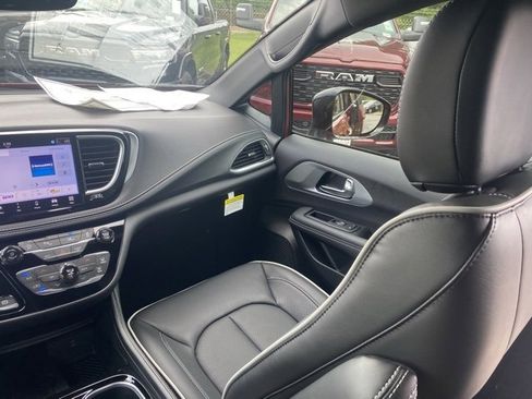 New 2026 Chrysler Pacifica Limited w/ S Appearance Package image 40