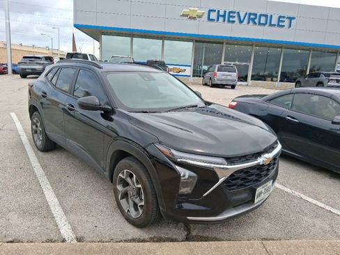 Used 2025 Chevrolet Trax LT w/ LT Convenience Package FWD image 1