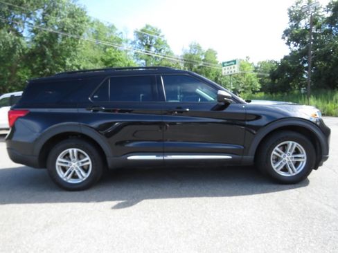 Used 2021 Ford Explorer XLT w/ Equipment Group 202A AWD/4WD image 4