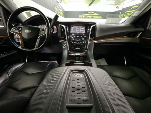 Used 2017 Cadillac Escalade Luxury AWD/4WD image 17