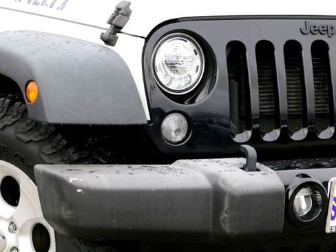 Used 2018 Jeep Wrangler Sport AWD/4WD image 3