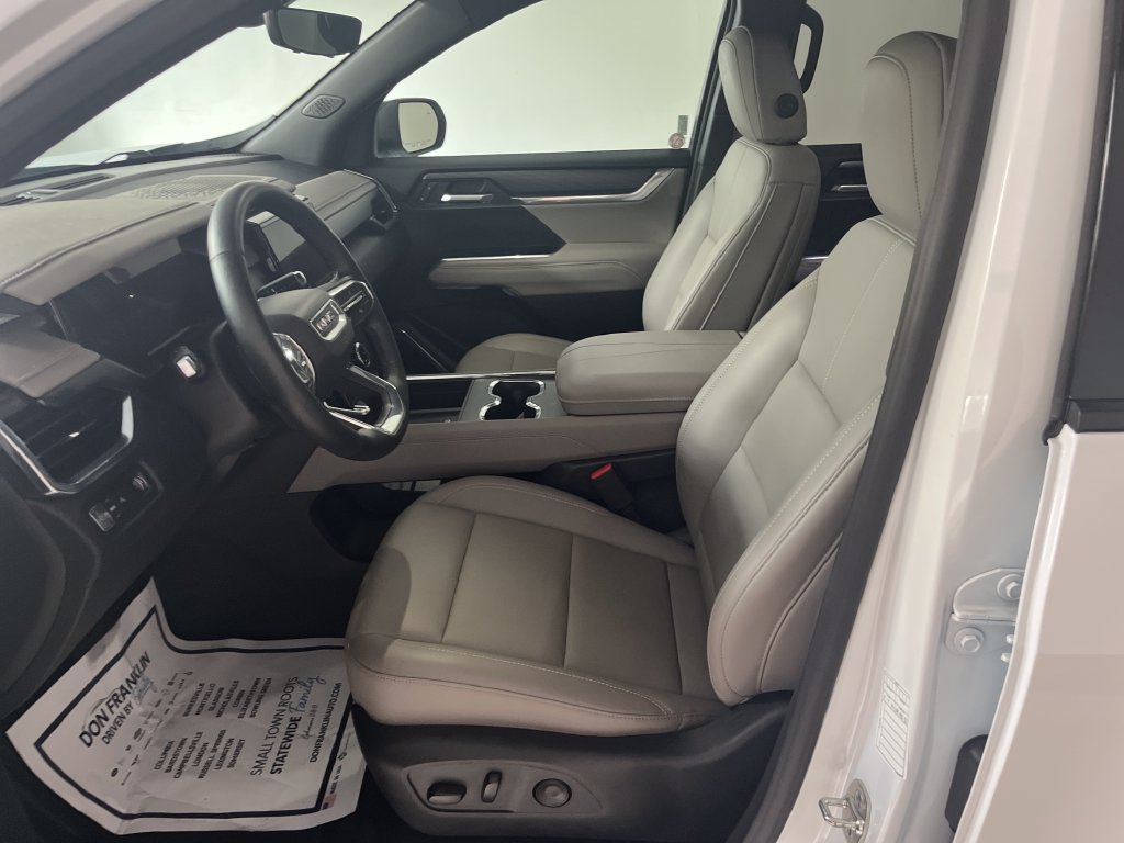 Used 2026 GMC Acadia Elevation w/ Elevation Premium Package FWD image 12