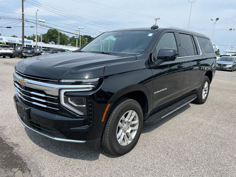 Used 2025 Chevrolet Suburban LT w/ Sun And Tow Package AWD/4WD image 1
