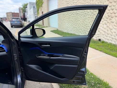 Used 2020 Toyota C-HR XLE FWD image 21