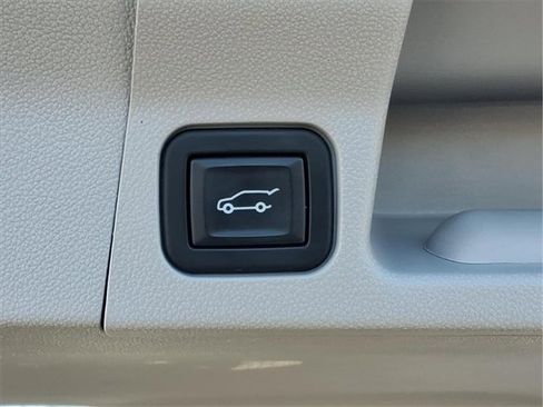 Used 2023 GMC Acadia SLT image 31