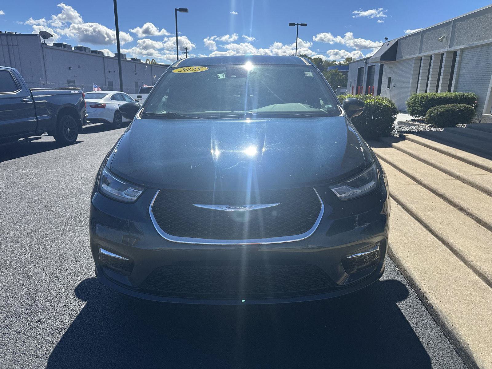 Used 2025 Chrysler Pacifica Select FWD image 4