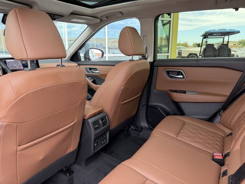 Used 2025 Nissan Rogue Platinum w/ Platinum Premium Package FWD image 36