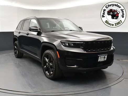 Used 2023 Jeep Grand Cherokee Altitude image 1