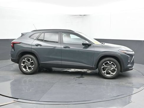 Used 2025 Chevrolet Trax LT FWD image 4
