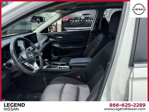 Used 2024 Nissan Altima 2.5 SV w/ SV Premium Package AWD/4WD image 13