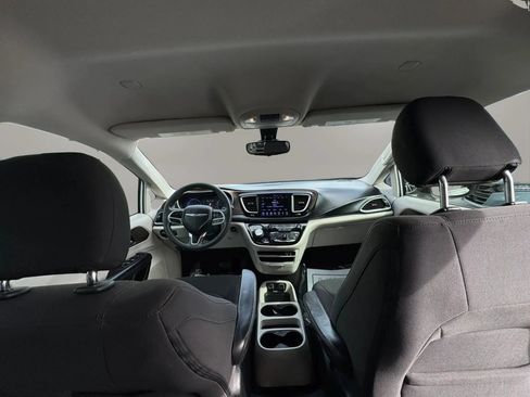 Used 2017 Chrysler Pacifica Touring FWD image 17