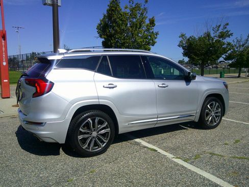 Used 2020 GMC Terrain Denali w/ Denali Premium Package AWD/4WD image 8
