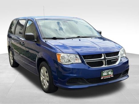 Used 2019 Dodge Grand Caravan SE w/ UConnect Hands-Free Group FWD image 3