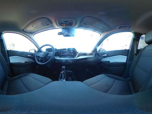 Used 2025 Chevrolet Trax LT FWD image 42