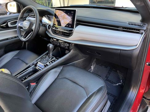 Used 2025 Jeep Compass Limited image 28